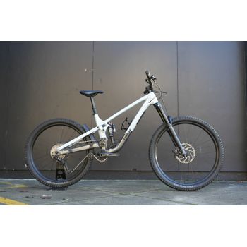 Ex-Demo Trek Slash 8 Gen 6 MTB - Plasma Grey Pearl Size Large