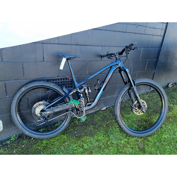 Ex-demo Trek Slash 8 Gen 6 Marianas Blue M